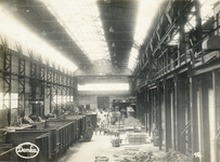 407004 Interieur van de in aanbouw zijnde smelterij/vormerij van de N.V. Nederlandse Staalfabrieken DEMKA voorheen J.M. ...